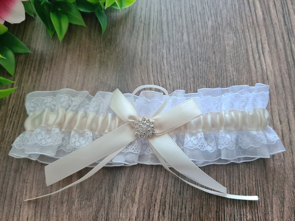 Csipkés, fodros combcsipke kristály díszítéssel