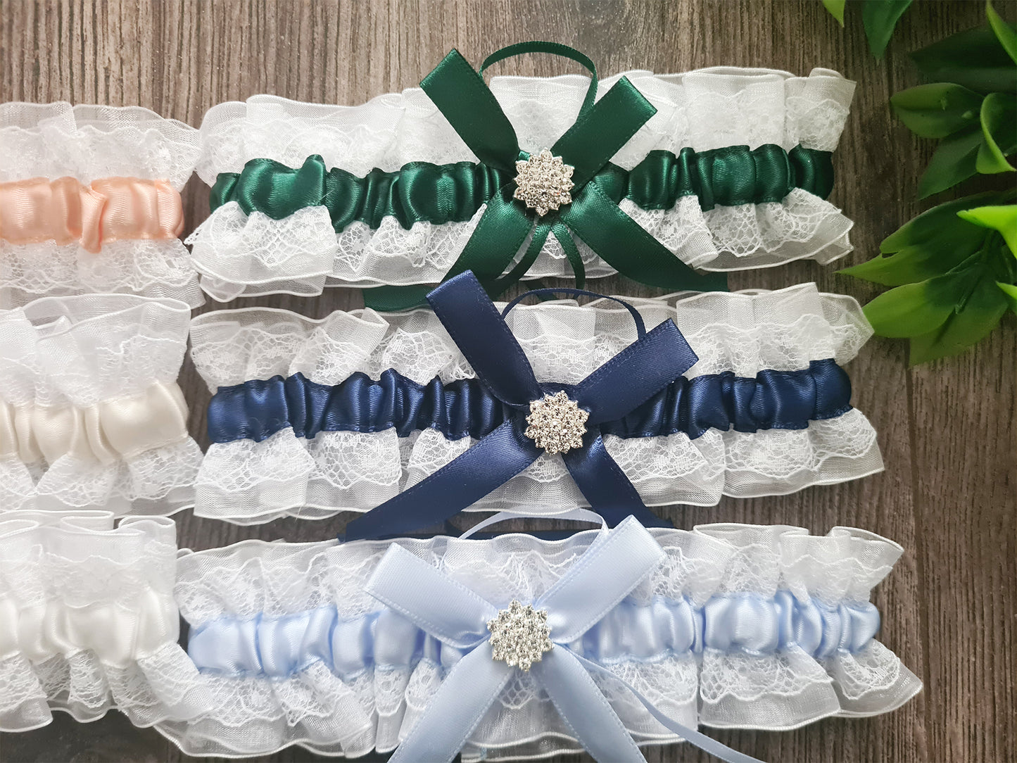 Csipkés, fodros combcsipke kristály díszítéssel
