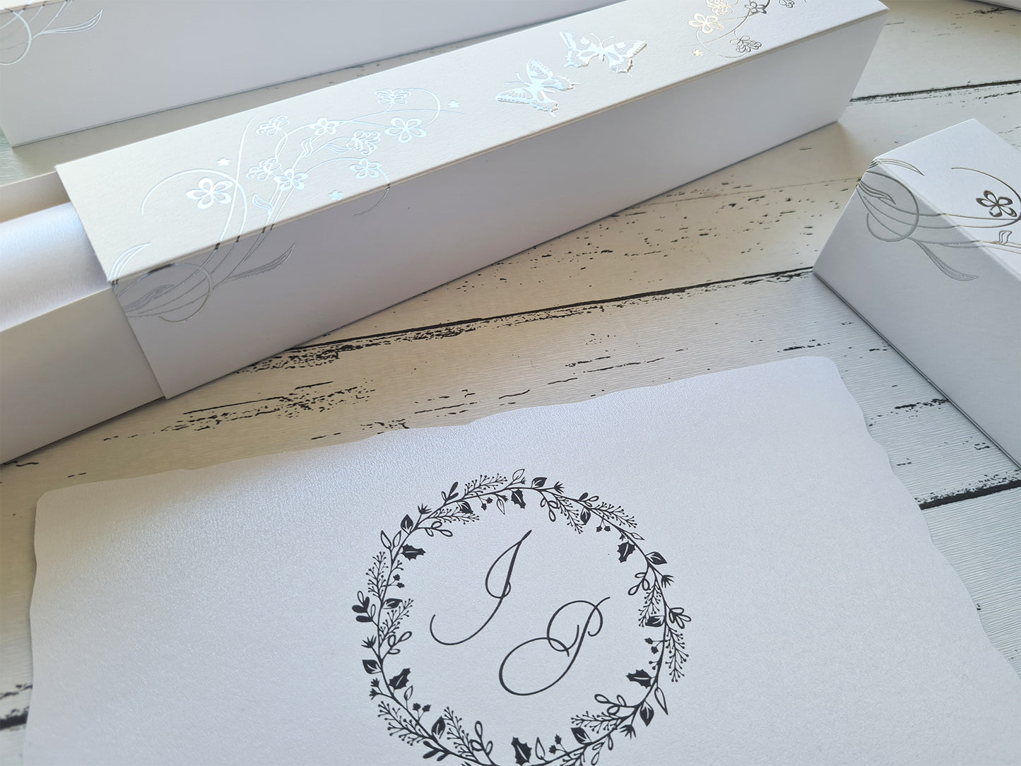 Ezüst pillangó tánc esküvői meghívó