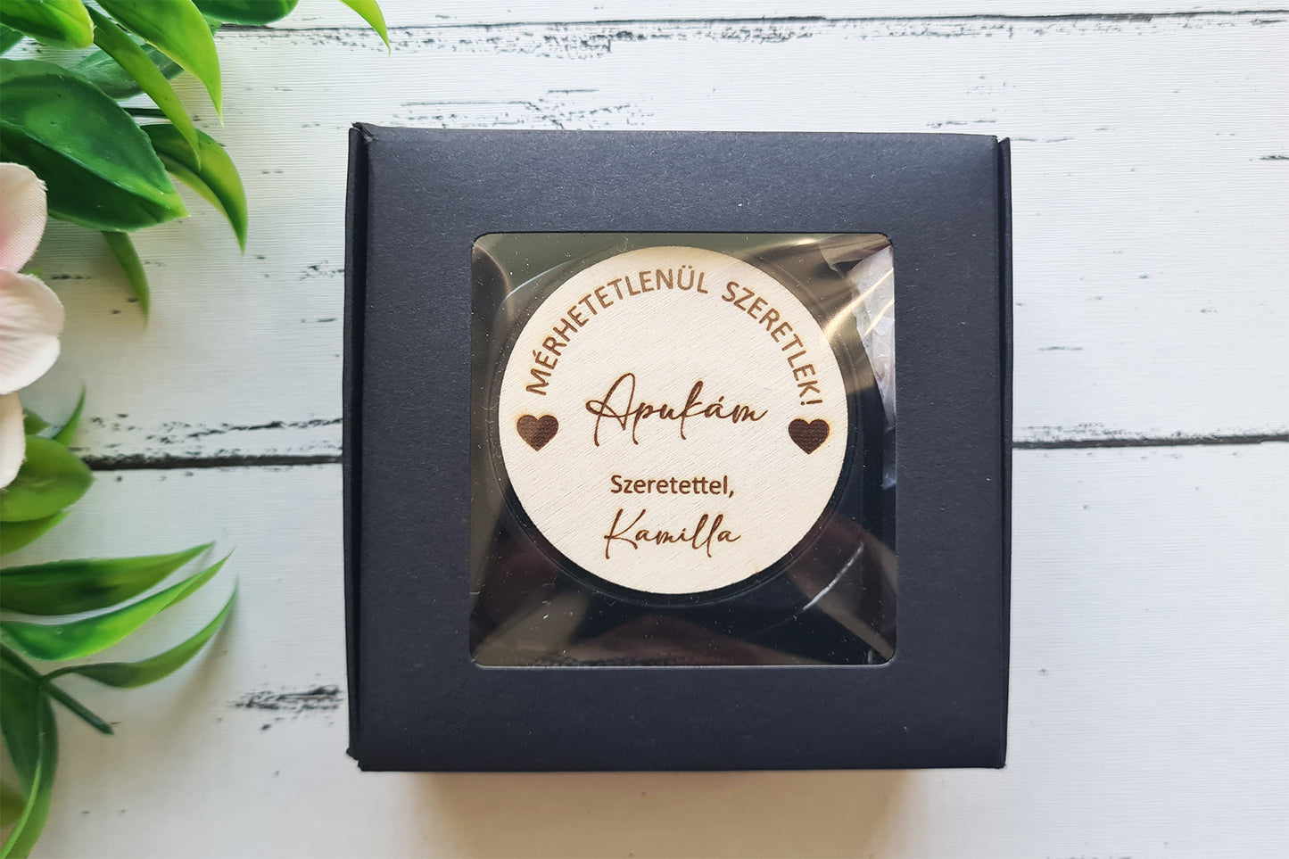 Gravírozott mérőszalag ajándék – „Mérhetetlenül szeretlek”, szülőköszöntő vagy apák napi ajándék