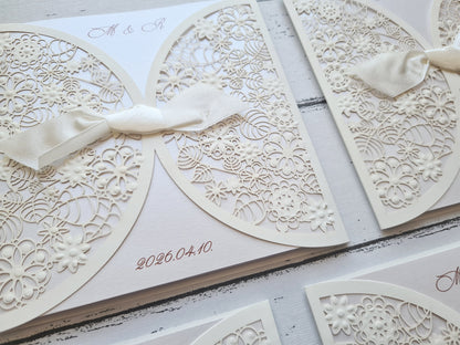 Ekrü virágok esküvői meghívó