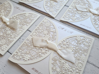 Ekrü virágok esküvői meghívó