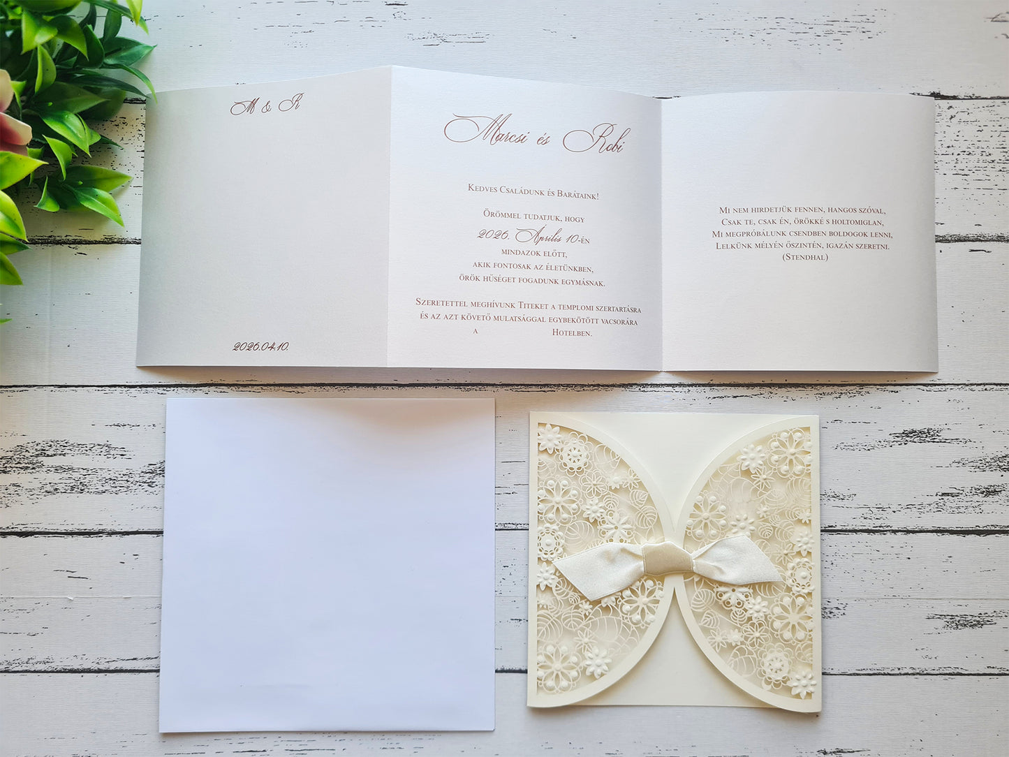 Ekrü virágok esküvői meghívó