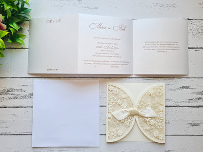 Ekrü virágok esküvői meghívó