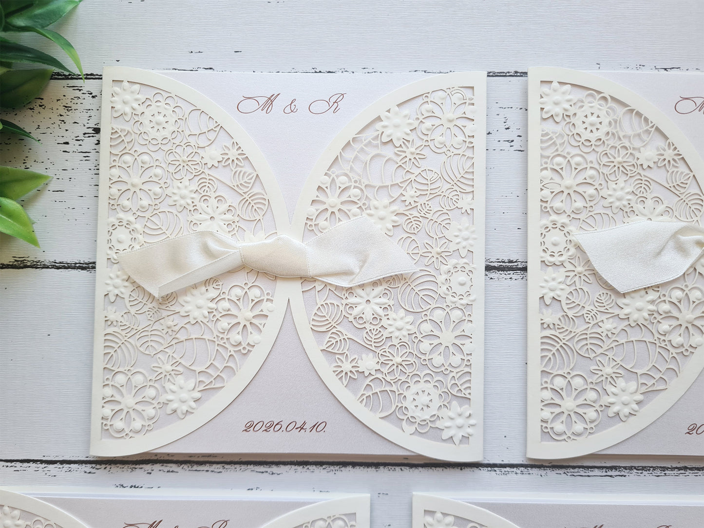 Ekrü virágok esküvői meghívó