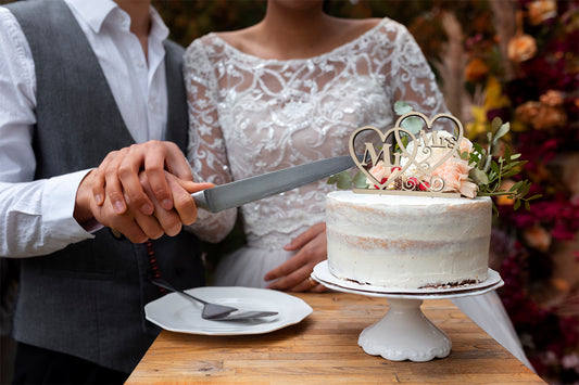 Mr és Mrs fa esküvői tortadísz