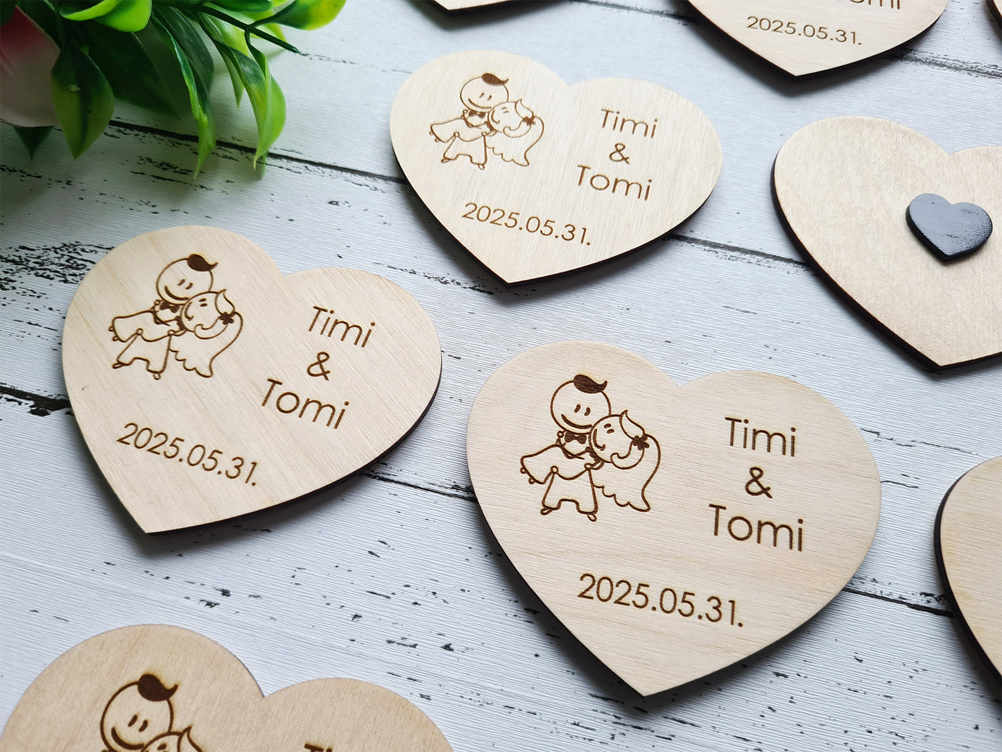 Gravírozott fa szív hűtőmágnes köszönetajándék