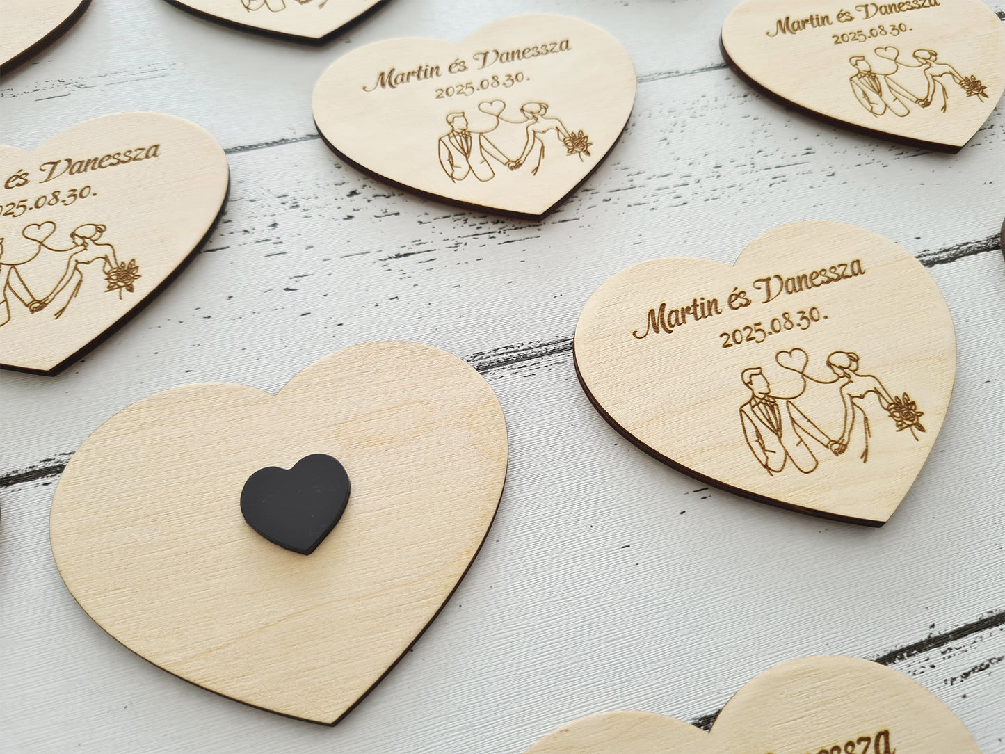 Gravírozott fa szív hűtőmágnes köszönetajándék