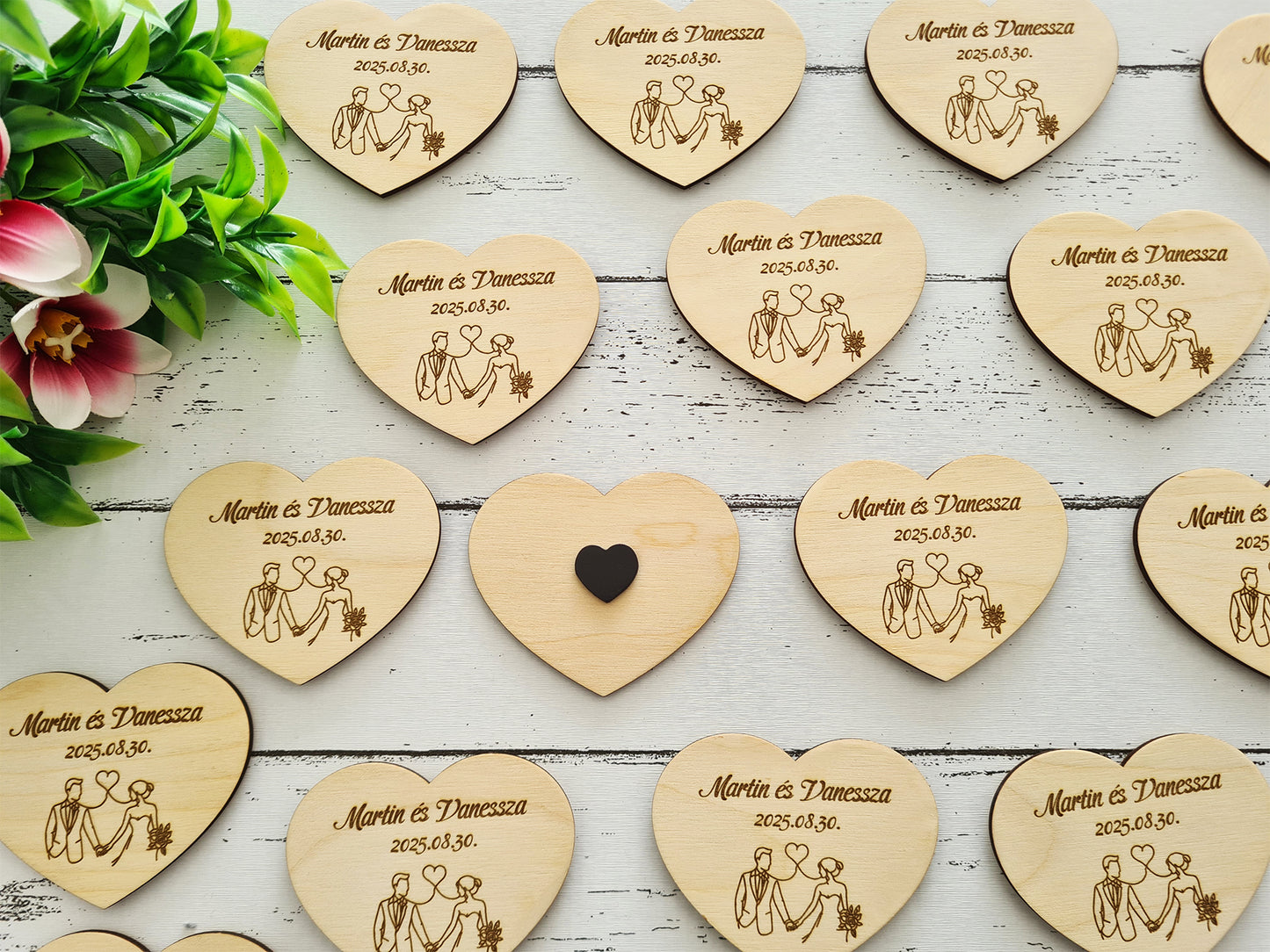Gravírozott fa szív hűtőmágnes köszönetajándék