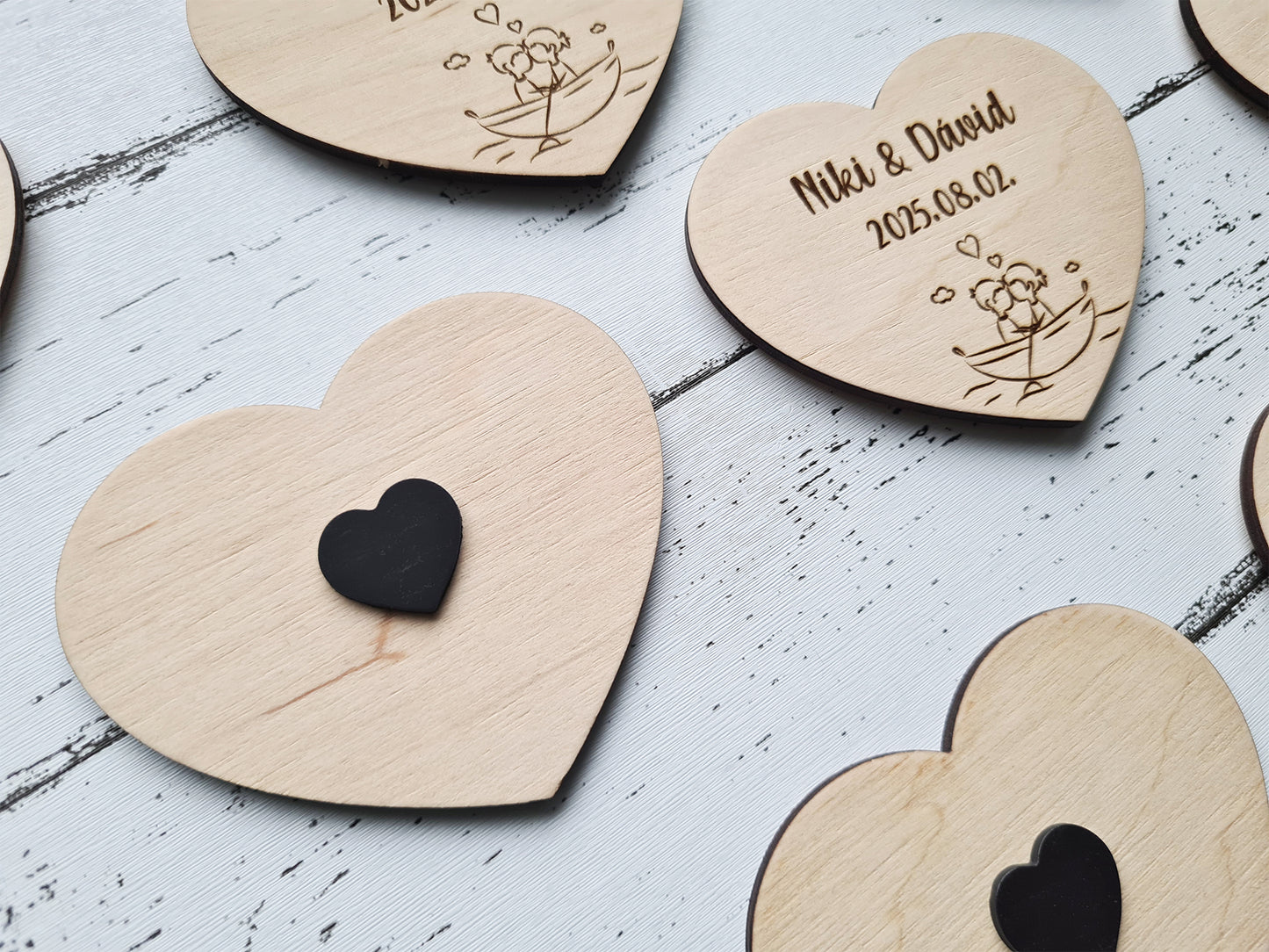 Gravírozott fa szív hűtőmágnes köszönetajándék