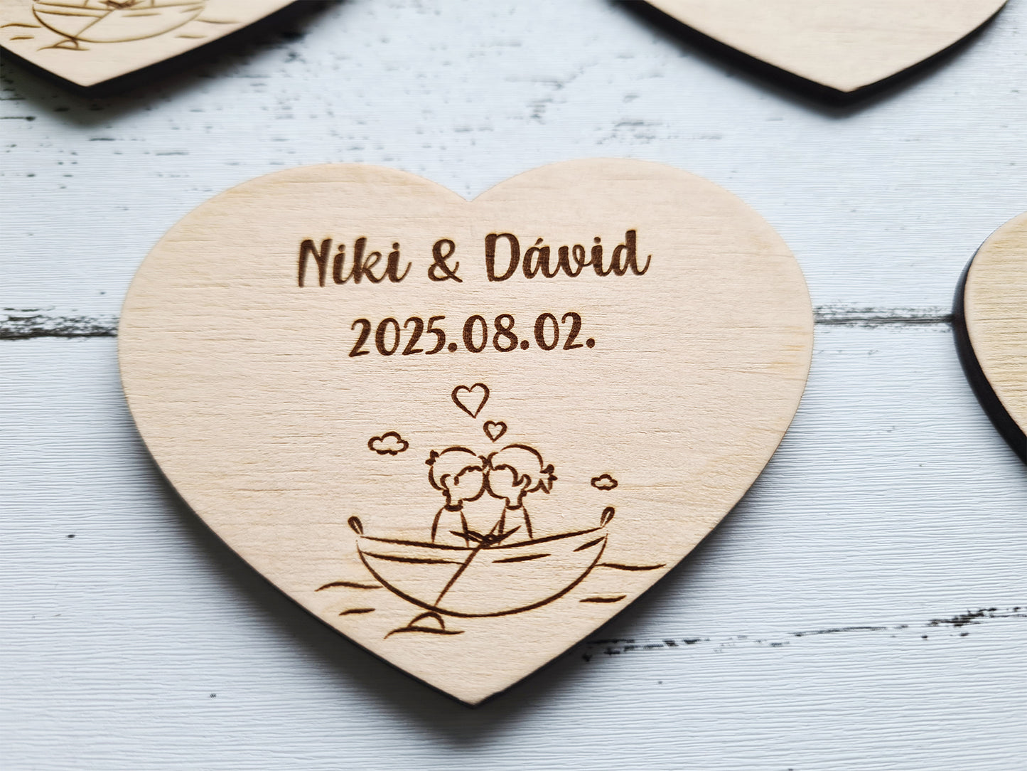 Gravírozott fa szív hűtőmágnes köszönetajándék