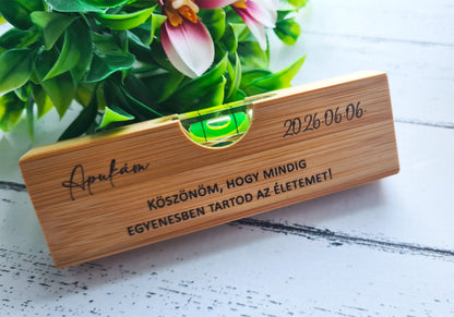 Gravírozott vízmérték ajándék – szülőköszöntő, tanúfelkérő vagy apák napi, szülinapi ajándék