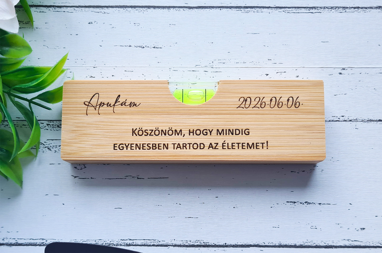 Gravírozott vízmérték ajándék – szülőköszöntő, tanúfelkérő vagy apák napi, szülinapi ajándék