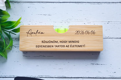 Gravírozott vízmérték ajándék – szülőköszöntő, tanúfelkérő vagy apák napi, szülinapi ajándék