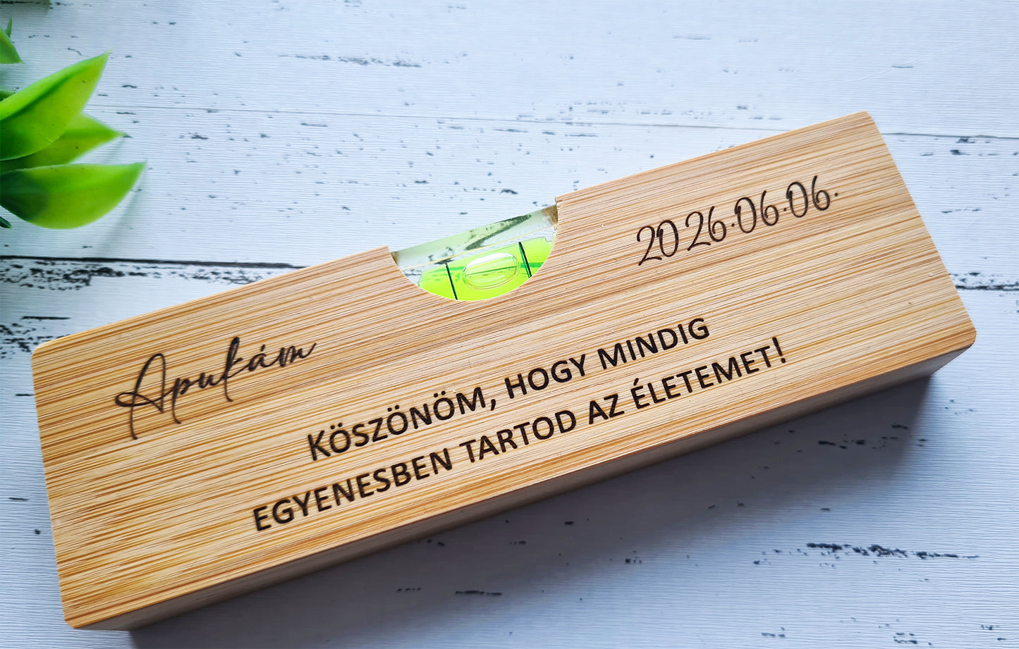 Gravírozott vízmérték ajándék – szülőköszöntő, tanúfelkérő vagy apák napi, szülinapi ajándék