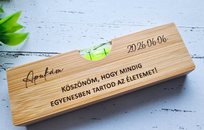 Gravírozott vízmérték ajándék – szülőköszöntő, tanúfelkérő vagy apák napi, szülinapi ajándék