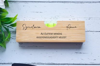 Gravírozott vízmérték ajándék – szülőköszöntő, tanúfelkérő vagy apák napi, szülinapi ajándék